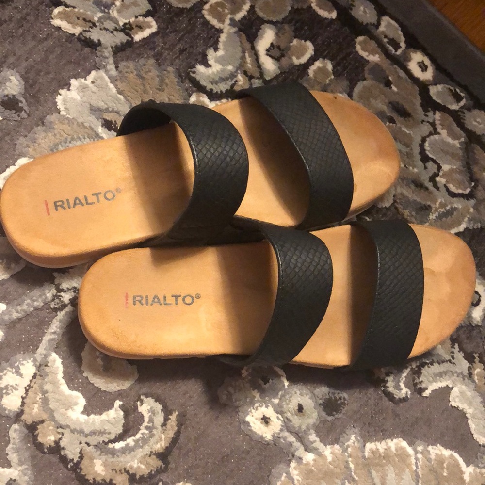 Black sandals/slides